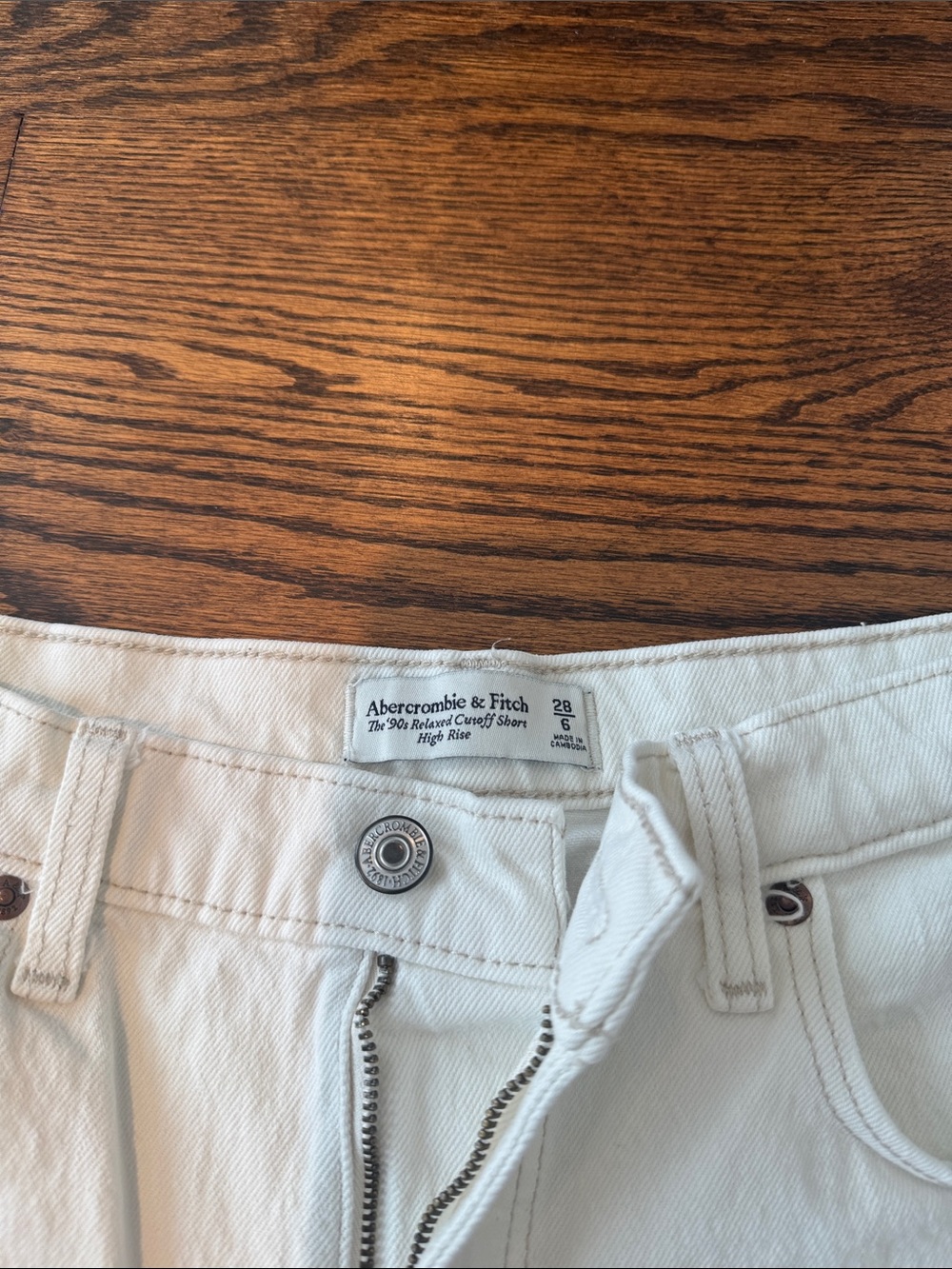 Abercrombie & Fitch 90s Relaxed Cutoff Short High-Rise - Picture 3 of 3